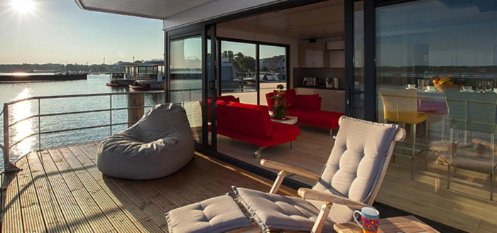 hausboot floating houses blue active terrasse