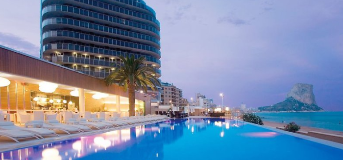 gran hotel sol y mar pool bei nacht